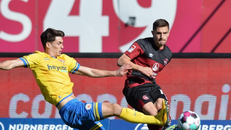 Der Nürnberger Nikola Dovedan (r) spielt gegen den Braunschweiger Danilo Wiebe.