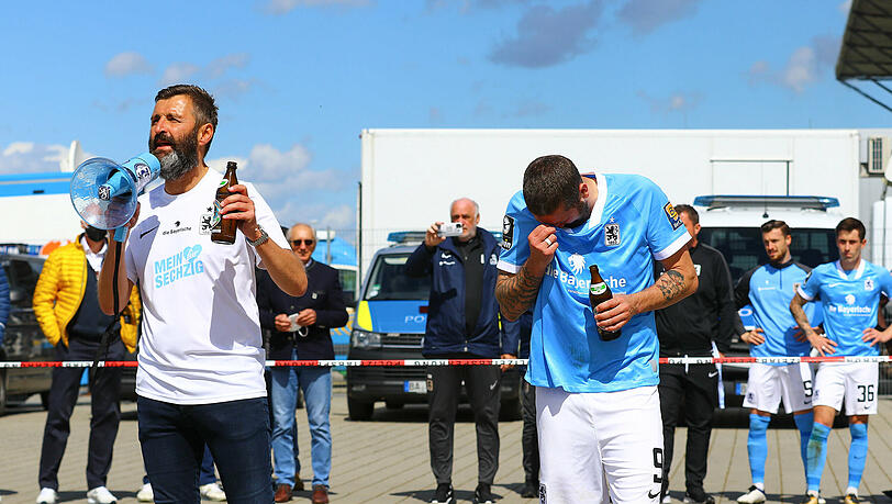 Michael Köllner spricht nach der Partie zu den Fans des TSV 1860.