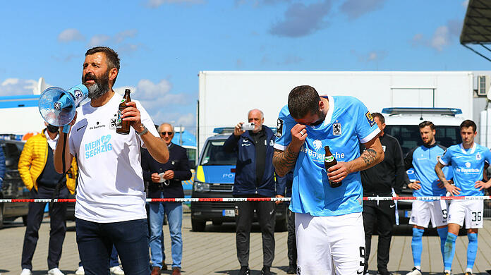 Michael Köllner spricht nach der Partie zu den Fans des TSV 1860.