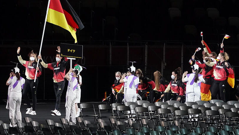 "Gibt es eine größere Ehre? In meinen Augen nicht", sagt Michael Teuber, Fahnenträger der deutschen Para-Sportler in Tokio. "Gibt es eine größere Ehre? In meinen Augen nicht", sagt Michael Teuber, Fahnenträger der deutschen Para-Sportler in Tokio.