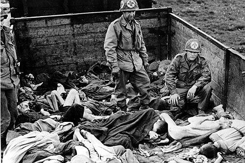 30. April 1945: Bei der Befreiung des KZ Dachau stoßen amerikanische Soldaten auf einen Waggon mit ermordeten Häftlingen.