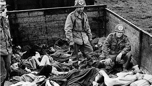 30. April 1945: Bei der Befreiung des KZ Dachau stoßen amerikanische Soldaten auf einen Waggon mit ermordeten Häftlingen. 30. April 1945: Bei der Befreiung des KZ Dachau stoßen amerikanische Soldaten auf einen Waggon mit ermordeten Häftlingen.