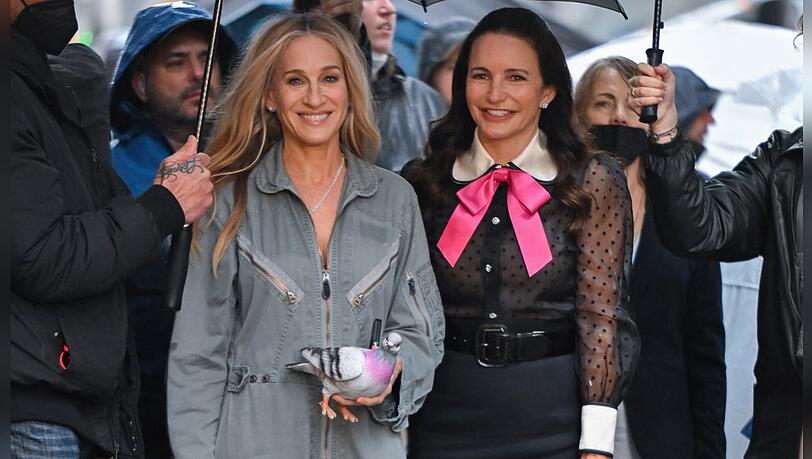 Sarah Jessica Parker (l.), die Taubentasche und Kristin Davis bei den Dreharbeiten zu "And Just Like That...".