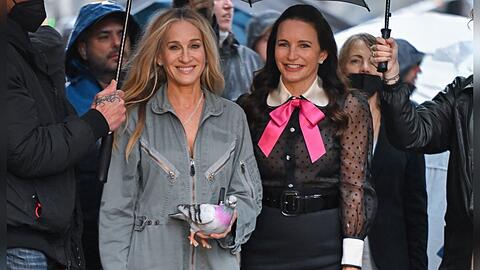 Sarah Jessica Parker (l.), die Taubentasche und Kristin Davis bei den Dreharbeiten zu "And Just Like That...".