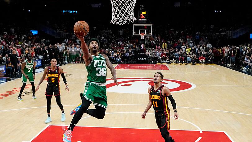 Marcus Smart von Boston Celtics punktet gegen Trae Young von den Atlanta Hawks.
