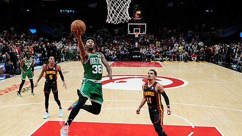Marcus Smart von Boston Celtics punktet gegen Trae Young von den Atlanta Hawks.