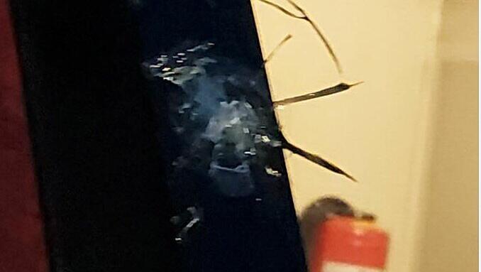 Der Einschlag ist deutlich zu sehen – der Zug fuhr mit rund 110 km/h, als der Stein die Frontscheibe traf. Der Einschlag ist deutlich zu sehen – der Zug fuhr mit rund 110 km/h, als der Stein die Frontscheibe traf.