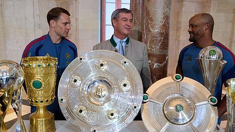 Trainer Vincent Kompany (r) spricht &uuml;ber das Nationalteam.