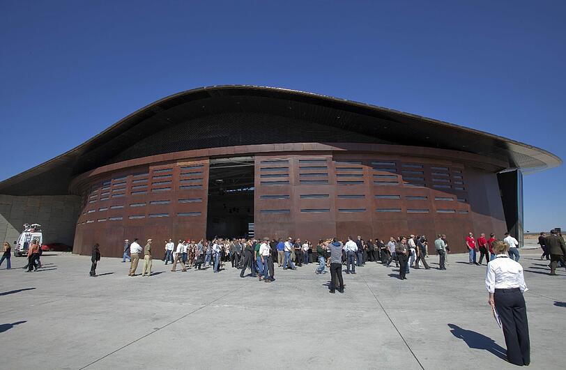 Die Halle ist riesig - ein großes Raumschiff soll darin Platz finden, wenn es nicht gerade mit Touristen die Erde umrundet.