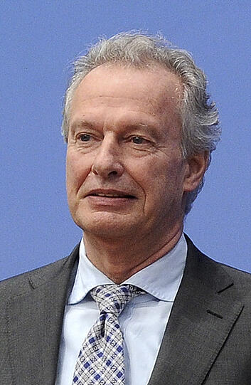 Klaus-Peter Siegloch, Präsident des Bundesverbandes der Deutschen Luftverkehrswirtschaft: &bdquo;Meine Erfahrung ist, besonders aus meiner Korrespondentenzeit in den USA, dass dort viele Flughäfen ihre Zukunft verschlafen haben. Wenn ein Flughafen zurückfällt, ist das ein Problem für die ganze Region. Ich glaube, dass München jetzt eine gute Chance hat, sich fit zu machen für die Zukunft &ndash; über die dritte Startbahn.
