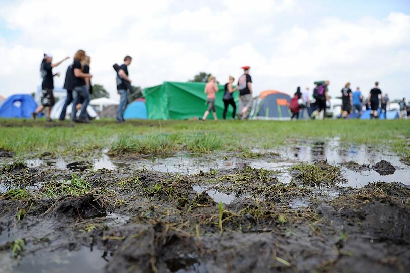 Am Mittwoch kamen die meisten Fans schon angereist, um am Donnerstag das größte Metal-Festival der Welt zu feiern. Aufgrund von Regenfällen waren Teile des Festivalgeländes noch ziemlich matschig - doch wen störts? Die Metall-Fans jedenfalls nicht! Die Bilder von Anreise und erstem Abend