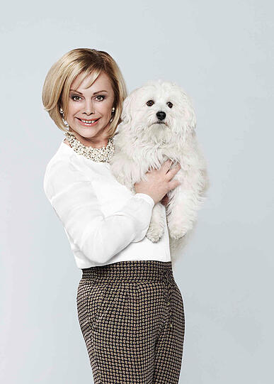 Die 59-Jährige Moderatorin Marijke Amado hat sich für die 15 Tage im Haus ihren Hund als Gesellschaft mitgenommen.