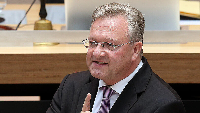 Innensenator Frank Henkel (CDU) im Abgeordnetenhaus in Berlin. Innensenator Frank Henkel (CDU) im Abgeordnetenhaus in Berlin.