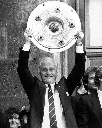 Udo Lattek reckt als Bayern-Trainer auf dem Balkon des Münchner Rathauses bei der Meisterfeier triumphierend die Meisterschale hoch (Archivfoto vom 09.06.1985).