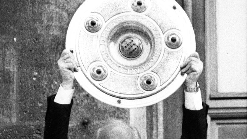 Udo Lattek reckt als Bayern-Trainer auf dem Balkon des Münchner Rathauses bei der Meisterfeier triumphierend die Meisterschale hoch (Archivfoto vom 09.06.1985). Udo Lattek reckt als Bayern-Trainer auf dem Balkon des Münchner Rathauses bei der Meisterfeier triumphierend die Meisterschale hoch (Archivfoto vom 09.06.1985).
