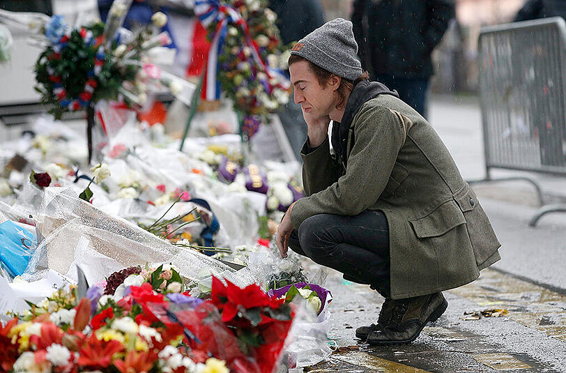 Knapp einen Monat nach den Pariser Anschlägen trauern die Eagles of Death Metal vor dem Bataclan um die Opfer.