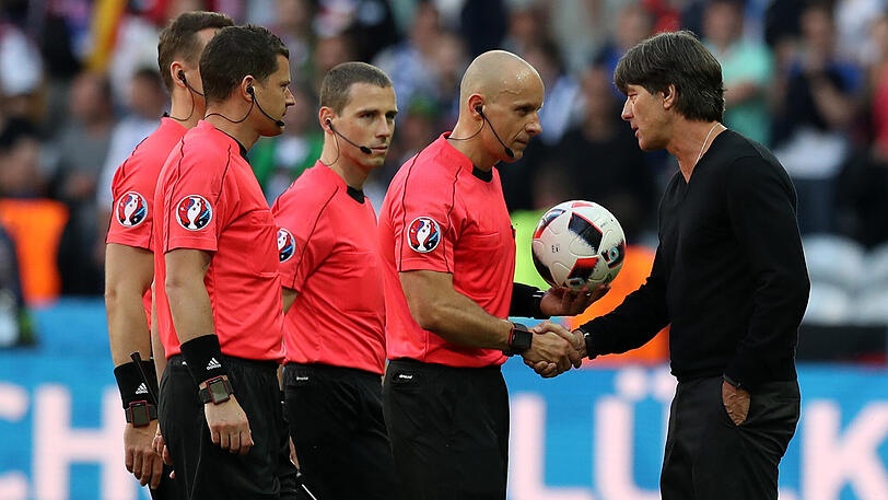 26. Juni 2016: Bundestrainer Joachim Löw (rechts) und Schiedsrichter Szymon Marciniak nach dem EM-Spiel Deutschland gegen Slowakei (3:0).
