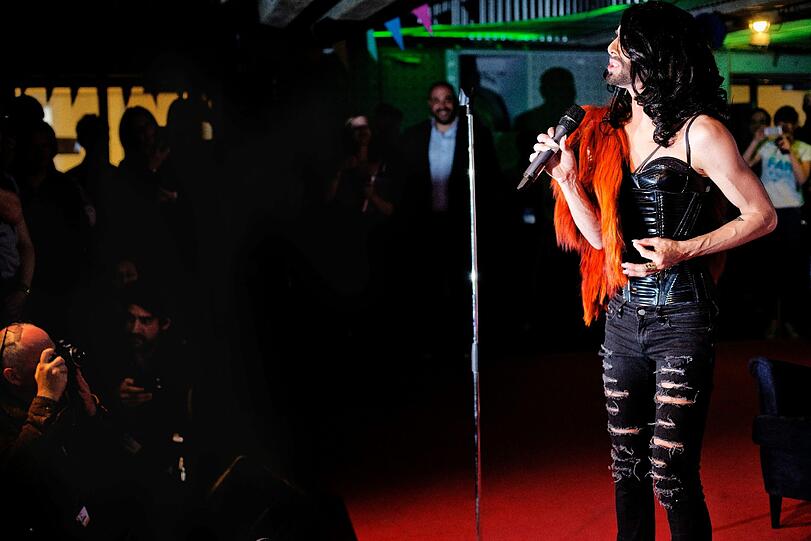 Conchita Wurts auf der Bühne mit "Rise Like A Phoenix".