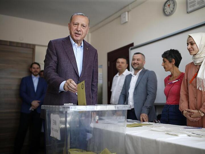 Der türkische Präsident Recep Tayyip Erdogan wirft seinen Stimmzettel in eine Wahlurne.