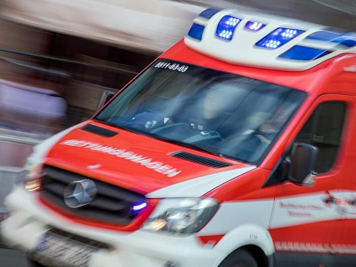 Ein Rettungswagen fährt mit Blaulicht durch die Innenstadt. Foto: Jens Büttner/dpa-Zentralbild/dpa/Symbolbild