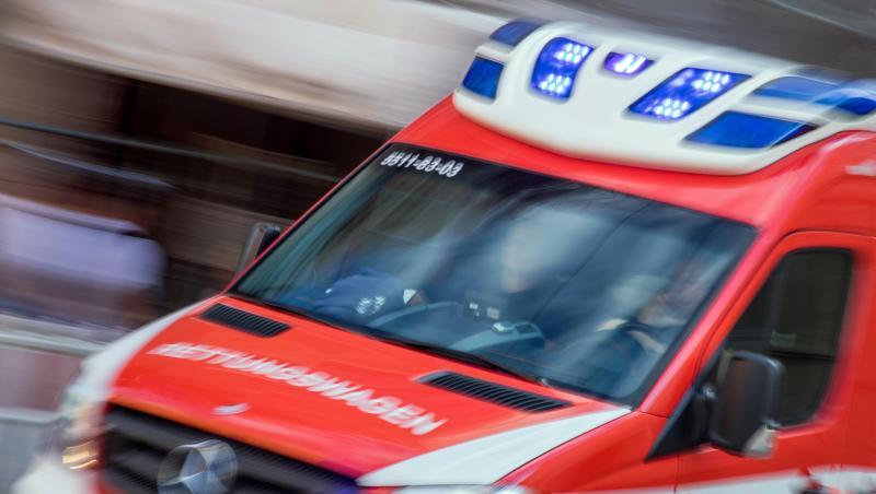 Ein Rettungswagen fährt mit Blaulicht durch die Innenstadt. Foto: Jens Büttner/dpa-Zentralbild/dpa/Symbolbild Ein Rettungswagen fährt mit Blaulicht durch die Innenstadt. Foto: Jens Büttner/dpa-Zentralbild/dpa/Symbolbild