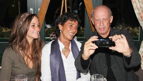 Cheeese! Willy Bogner weiß, dass solche trauten Familien-Momente festgehalten werden müssen und knipst fröhlich Ehefrau Sônia und Tochter Florinda. Cheeese! Willy Bogner weiß, dass solche trauten Familien-Momente festgehalten werden müssen und knipst fröhlich Ehefrau Sônia und Tochter Florinda.