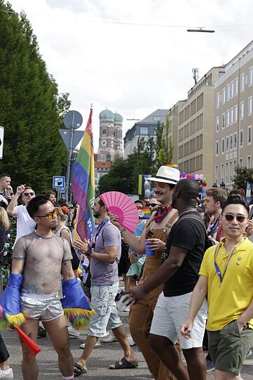 Fröhlich feiernde Teilnehmer bei der CSD-Parade in München