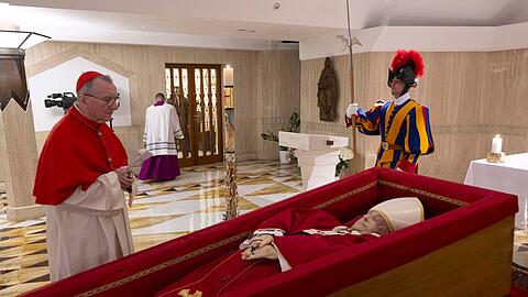 Franziskus wurde zunächst in der Kapelle seiner Residenz Santa Marta im Vatikan aufgebahrt.