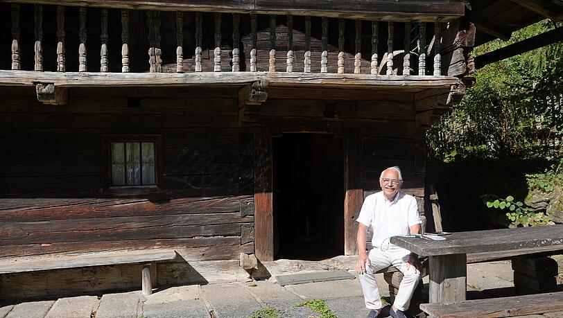 Otto Seidl, der im örtlichen Bezirksausschuss Sendling-Westpark Vizechef ist, sitzt auf der Bank vor dem Bayerwaldhaus. Otto Seidl, der im örtlichen Bezirksausschuss Sendling-Westpark Vizechef ist, sitzt auf der Bank vor dem Bayerwaldhaus.