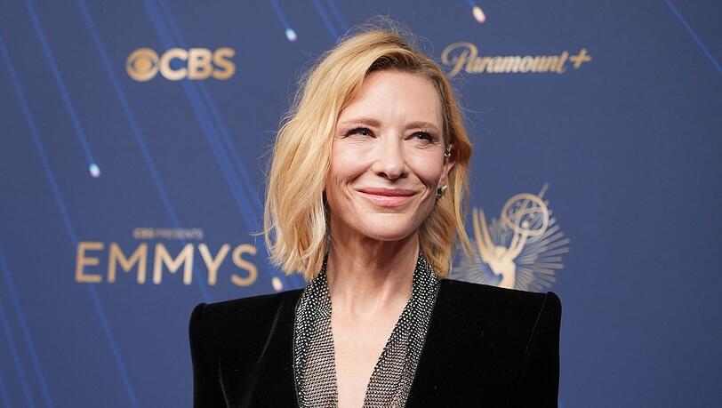 Cate Blanchett posiert bei den diesjährigen Emmy Awards in Los Angeles. Nun bekommt die Schauspielerin einen Bambi. (Archivbild)