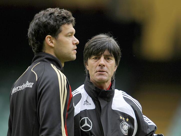 Muss gegen die Elfenbeinküsste passen: Nationalmannschafts-Kapitän Michael Ballack, hier mit Bundestrainer Löw,  laboriert an einer Reizung der Kniefalte.