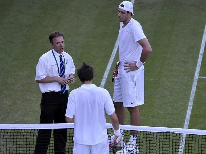 ohn Isner (r) und Nicolas Mahut (m) bestreiten das bisher längste Tennismatch in der Geschichte