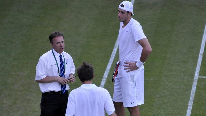 ohn Isner (r) und Nicolas Mahut (m) bestreiten das bisher längste Tennismatch in der Geschichte ohn Isner (r) und Nicolas Mahut (m) bestreiten das bisher längste Tennismatch in der Geschichte