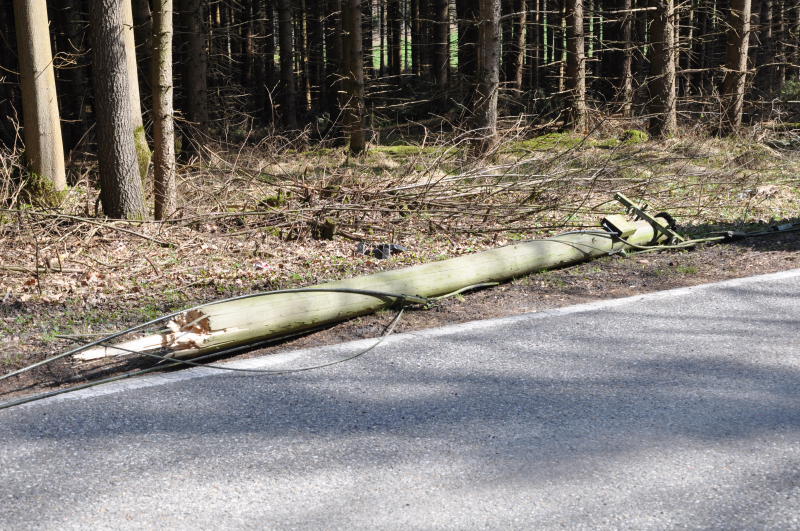 Am Mittwochmittag kam ein Lkw-Fahrer mit seinem Gefährt auf das Bankett und landete daraufhin im Graben.