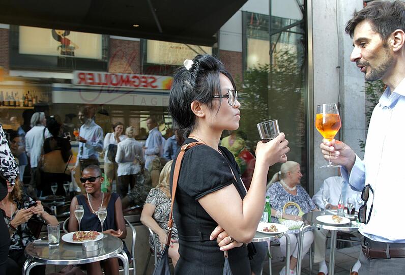 Charles Schumann feiert seine &bdquo;Tagesbar&ldquo; &ndash; natürlich auch mitten auf der Straße. Die besten Bilder der Jubiläums-Fete.