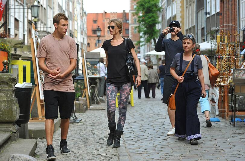 Und auch Bayern-Kollege Holger Badstuber begleitet die beiden.