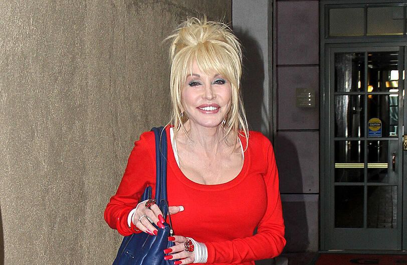 Verband an der Hand: Dolly Parton