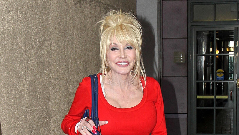 Verband an der Hand: Dolly Parton Verband an der Hand: Dolly Parton