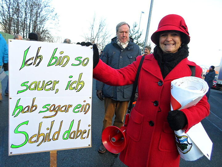 Kunterbunte Demo mitten auf der - gesperrten - Inntal-Autobahn. Und Helga Schmidt hatte sogar ein Schild dabei!