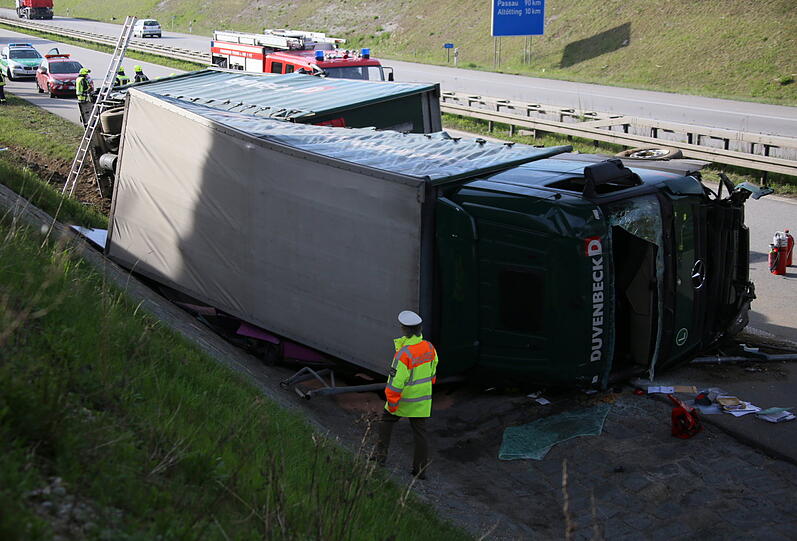 Bei einem Unfall auf der A94 krachte am Montag ein Lkw auf die Seite. Die Autobahn musste gesperrt werden.