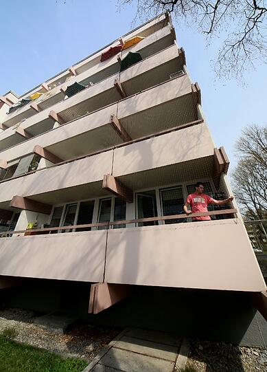 Aus dem vierten Stock ist ein Mädchen in Sendling gefallen. Bei dem 13-Meter-Sturz ist das Kind mit Prellungen davongekommen.