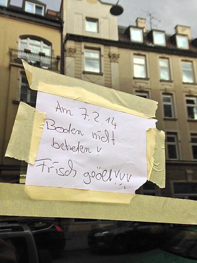 Der Zettel an der Tür verrät: Der Boden wurde bereits neu eingeölt.