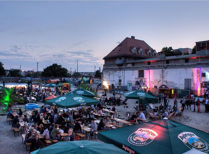 Im Sommer war hier der Biergarten des Kino-Open-Airs im Viehhof. Im Hintergrund ist die besprayte Mauer zur Tumblingerstraße Straße hin mit Gleisanlagen dahinter. Von der Ruppertstraße aus, nahe U-Bahn Poccistraße, betritt man das Gelände. Hier sollte das neue Volkstheater entstehen.