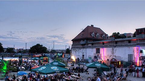 Im Sommer war hier der Biergarten des Kino-Open-Airs im Viehhof. Im Hintergrund ist die besprayte Mauer zur Tumblingerstraße Straße hin mit Gleisanlagen dahinter. Von der Ruppertstraße aus, nahe U-Bahn Poccistraße, betritt man das Gelände. Hier sollte das neue Volkstheater entstehen.