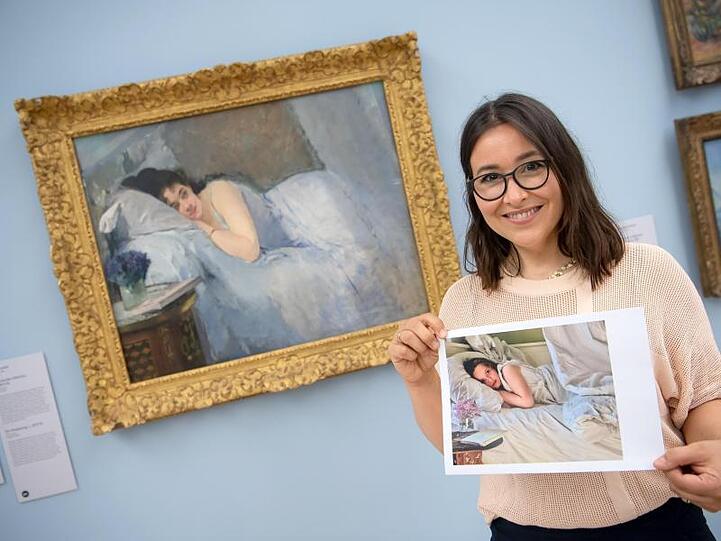 Diana Spanier mit einem Foto ihrer Annäherung an das Gemälde "Erwachendes Mädchen" von Eva Gonzales.