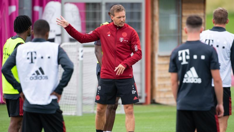 Das erste Spiel für den neuen Bayern-Trainer Julian Nagelsmann (M) steht an: Am 17. Juli in Villingen gegen den 1. FC Köln.