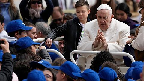 Vor dem Krankenhausaufenthalt: Papst Franziskus spricht mit Kindern bei seiner Generalaudienz.