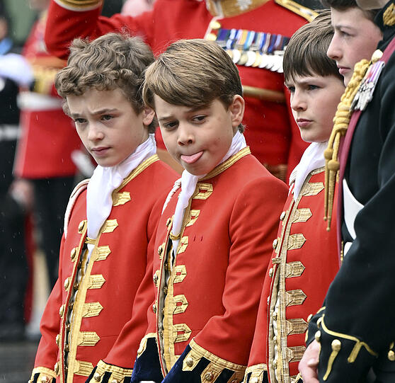 Prinz George (2.v.l) steht als Ehrenpage vor der Krönungszeremonie von König Charles III. und Königsgemahlin Camilla in der Westminster Abbey.