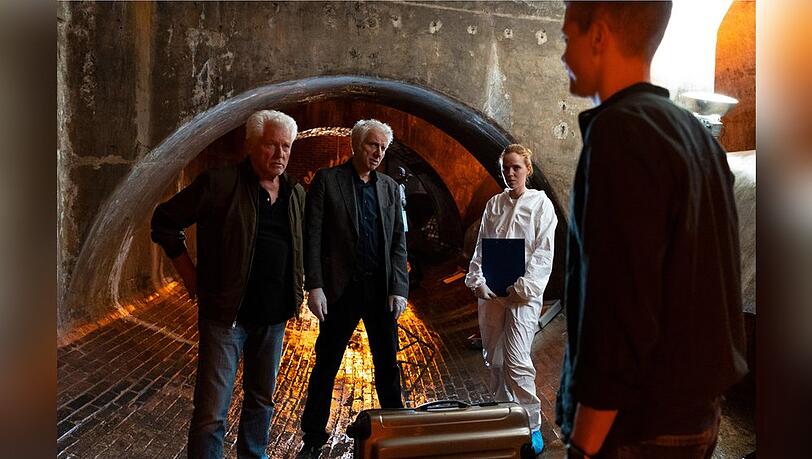 "Tatort: Schau mich an": Die Münchner Ermittler Ivo Batic (Miroslav Nemec, l.), Franz Leitmayr (Udo Wachtveitl), Claudia Paulsen (Paulina Morisse) und Kalli Hammermann (Ferdinand Hofer) stehen am Leichenfundort.