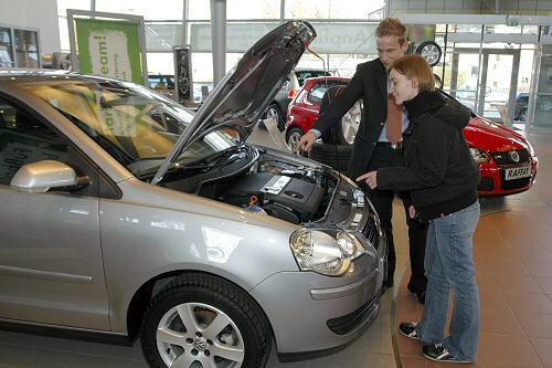 Schnell zum Händler: Kunden im Autohaus